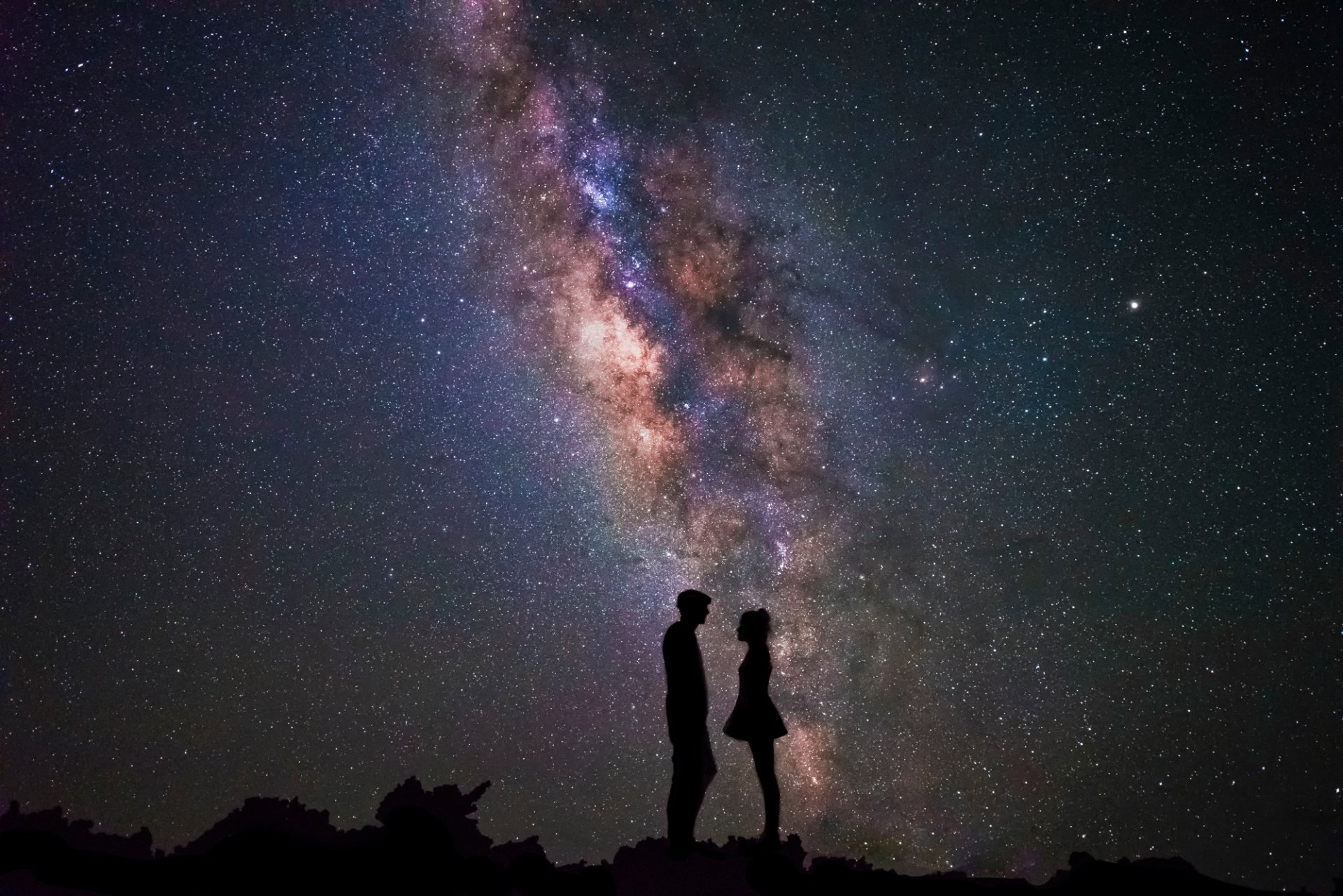 astrophotograpy nuit couple silhouettes isaac gautschi