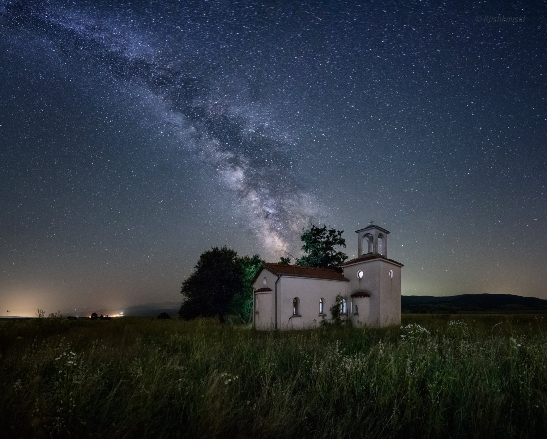 vía láctea bulgaria sofía san pedro y san pablo iglesia campo árbol luz estrellas misterios