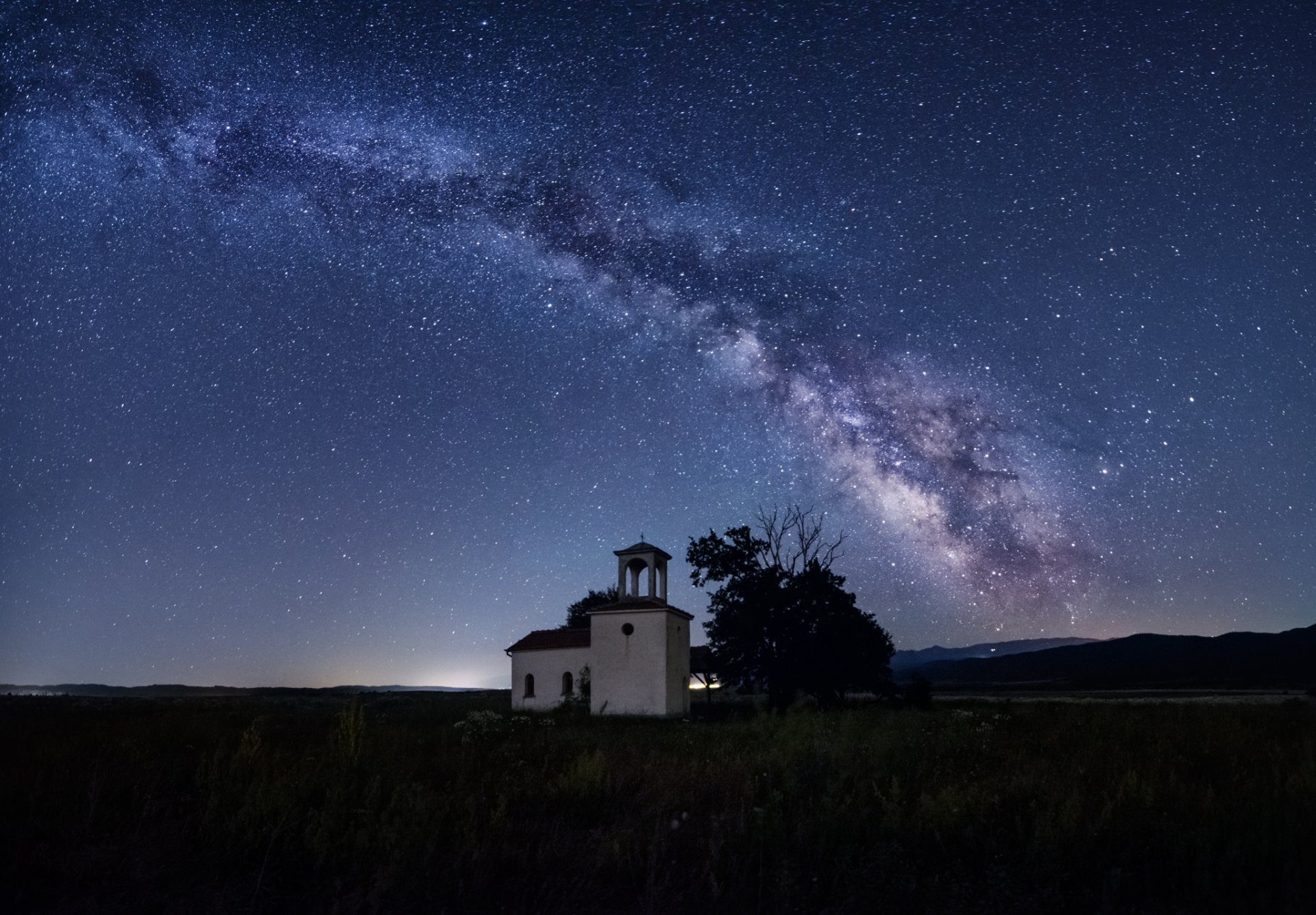 via lattea san pietro e paolo cappella bulgaria sofia campo colline albero stelle misteri