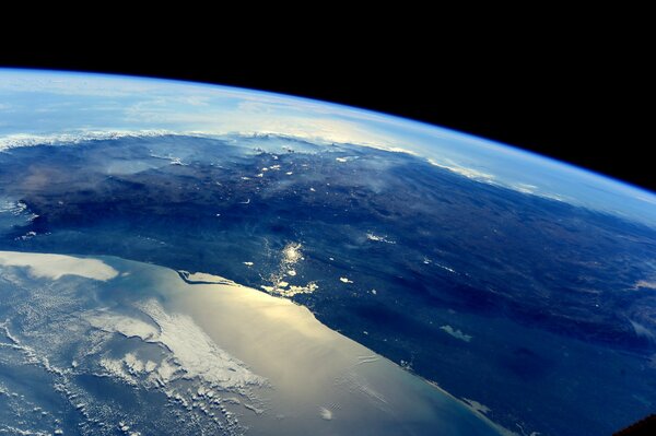 La terra con la ISS nello spazio esterno sembra eccellente