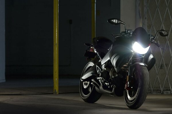 Moto Buell nera con faro incluso