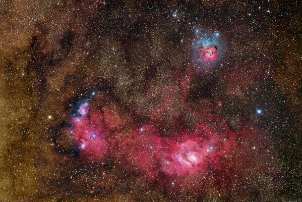 Enorme ammasso di stelle e nebulosa rossa