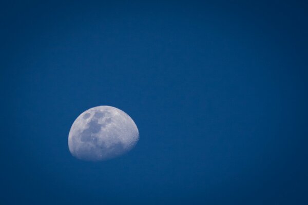 La Luna juega al escondite en el firmamento