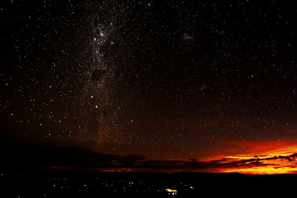 Camino de lavado y estrellas en el cielo nocturno