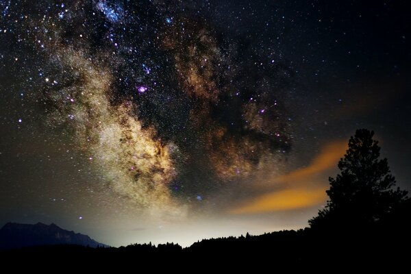 Fantastico paesaggio del cielo cosmico