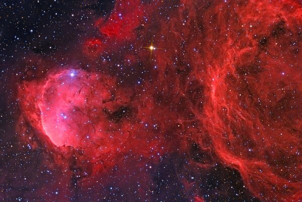 Nebulosa escarlata con brillo azul y amarillo sobre el fondo del espacio estelar negro