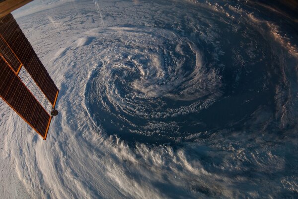 Hurrikan und Sturm auf dem Planeten vom Satelliten