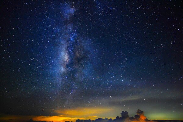 Le stelle notturne e la bella Via Lattea illuminano la strada