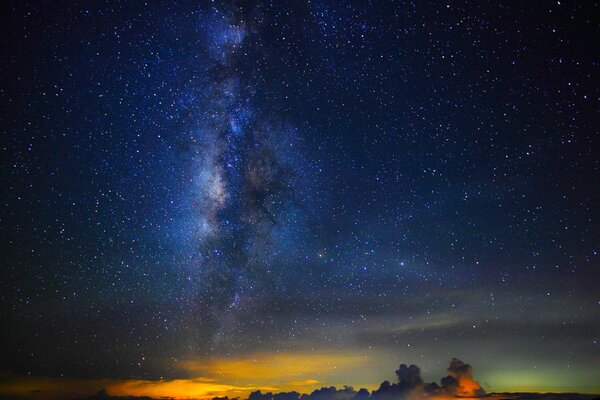 Ночные звезды и прекрасный млечный путь освещает путь