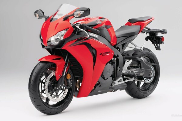 Moto rouge Honda sur fond clair