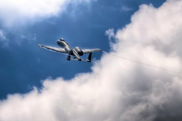 Kurven des Flugzeugs in Wolken über dem Boden