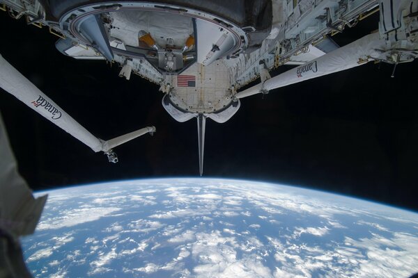 American Space Shuttle und Blick über den Planeten Erde aus dem Weltraum