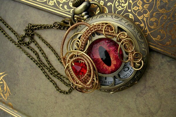 Золотистые часы в стиле стимпанк с завитушками и драконьим глазом