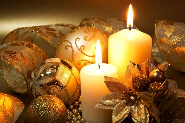 Новогодняя золотая картина со свечами