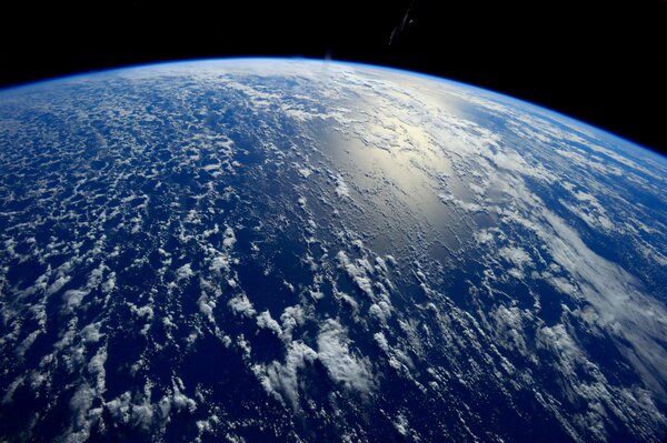 Vista dallo spazio del vasto oceano sulla Terra