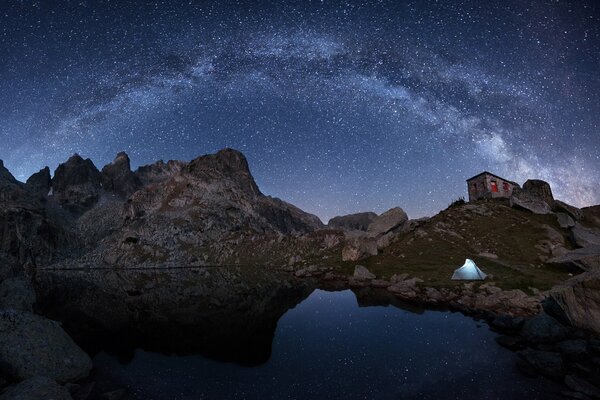 Bellissimo riflesso della Via Lattea nel lago sullo sfondo delle montagne