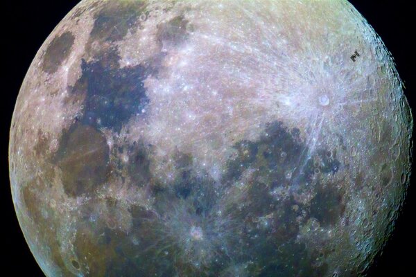Фото поверхности Луны со спутника