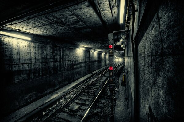 En el túnel en el Metro sólo la luz se refleja en los viajes