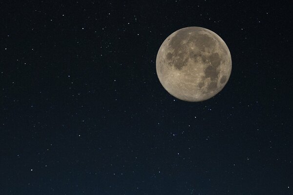 Фотография полной луны в звездную ночь
