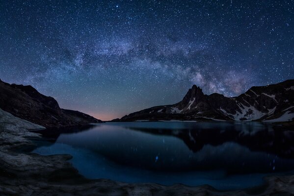 La vía láctea en el fondo de un hermoso lago en un parque nacional en Bulgaria