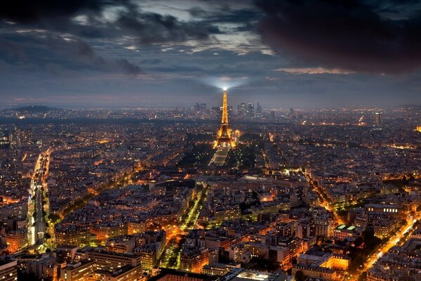 La noche de París es particularmente hermosa y fascinante