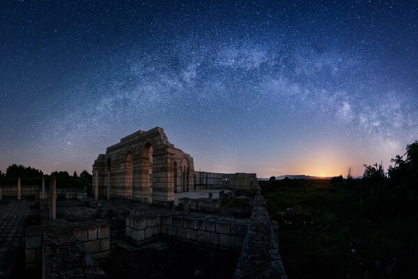 Incroyable aube en Bulgarie. Ciel étoilé