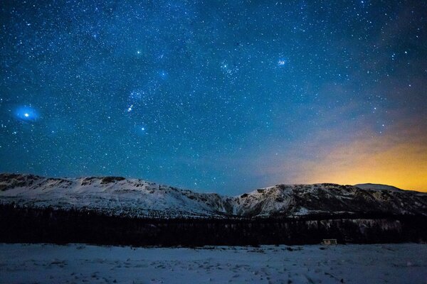 MONTAGNE INNEVATE ILLUMINANO LE STELLE