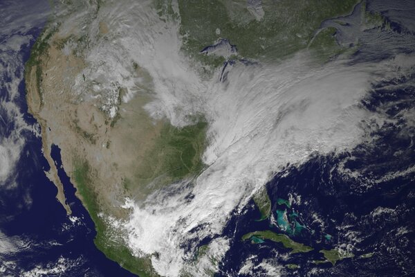 Nuvole bianche aeree sopra il Nord America. Foto dal satellite