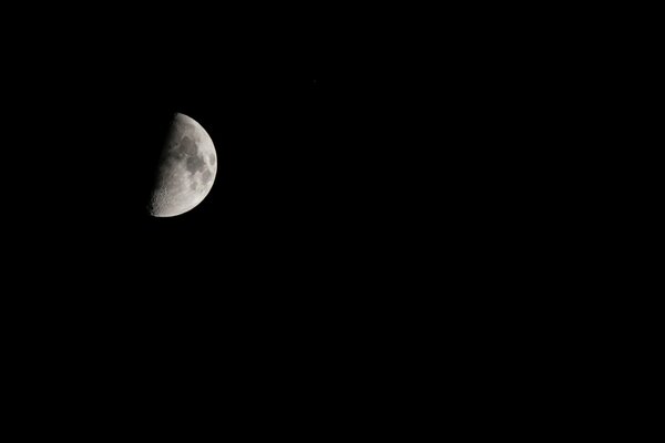 Mezza luna su sfondo nero