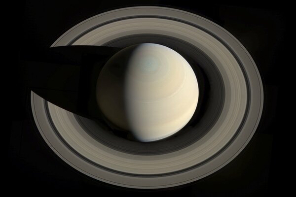 Planet Saturn mit Ringen in Grau