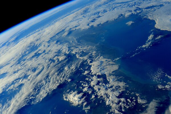 Tierra desde el espacio océano y cúmulos de nubes