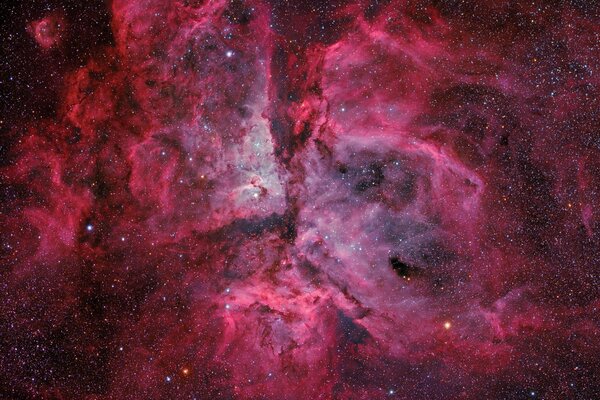 Bagliore nebbioso rosa sullo sfondo del buio cosmo