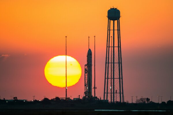 Structures spatiales sur fond de coucher de soleil orange