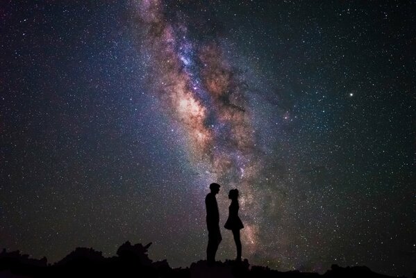 Astrophotograpy at night couple and silhouettes like Isaac gautschi