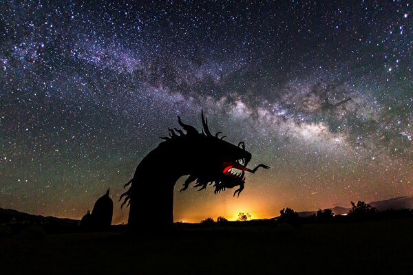 La sombra del dragón contra el cielo estrellado