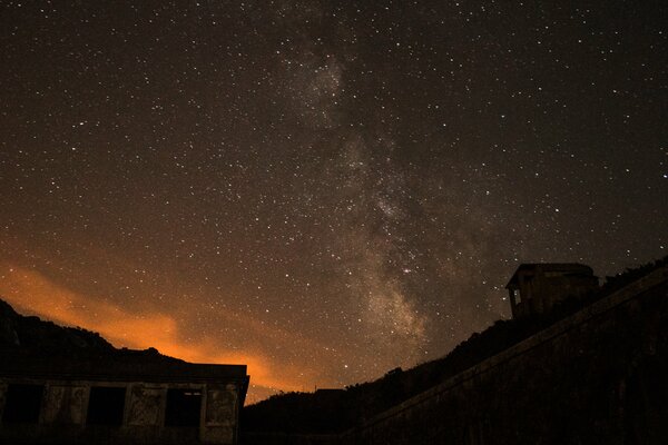 Un milagro inexplicable de la naturaleza. Magia del cielo estrellado