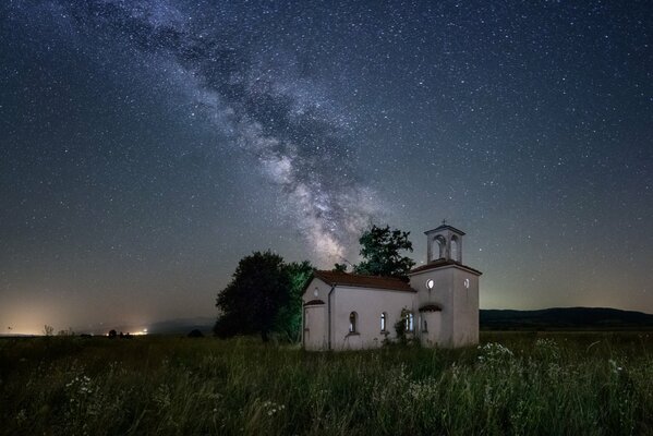 La vía láctea en el contexto de la iglesia de Pedro y Pablo en Bulgaria