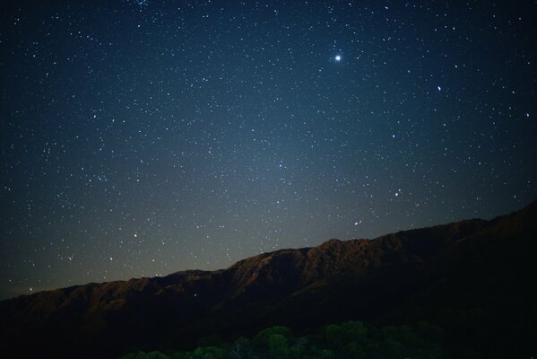 Cielo estrellado con imagen de la vía láctea