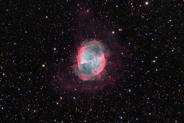 La nebulosa de la mancuerna rosa en el espacio del espacio estelar negro