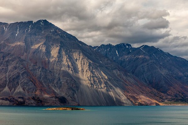 Hautes falaises sur le lac