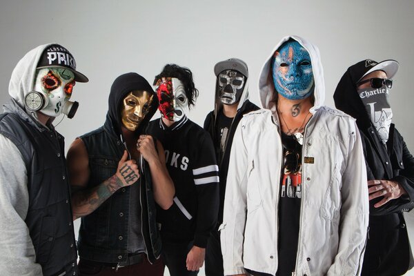 Rockband in gruseligen Masken