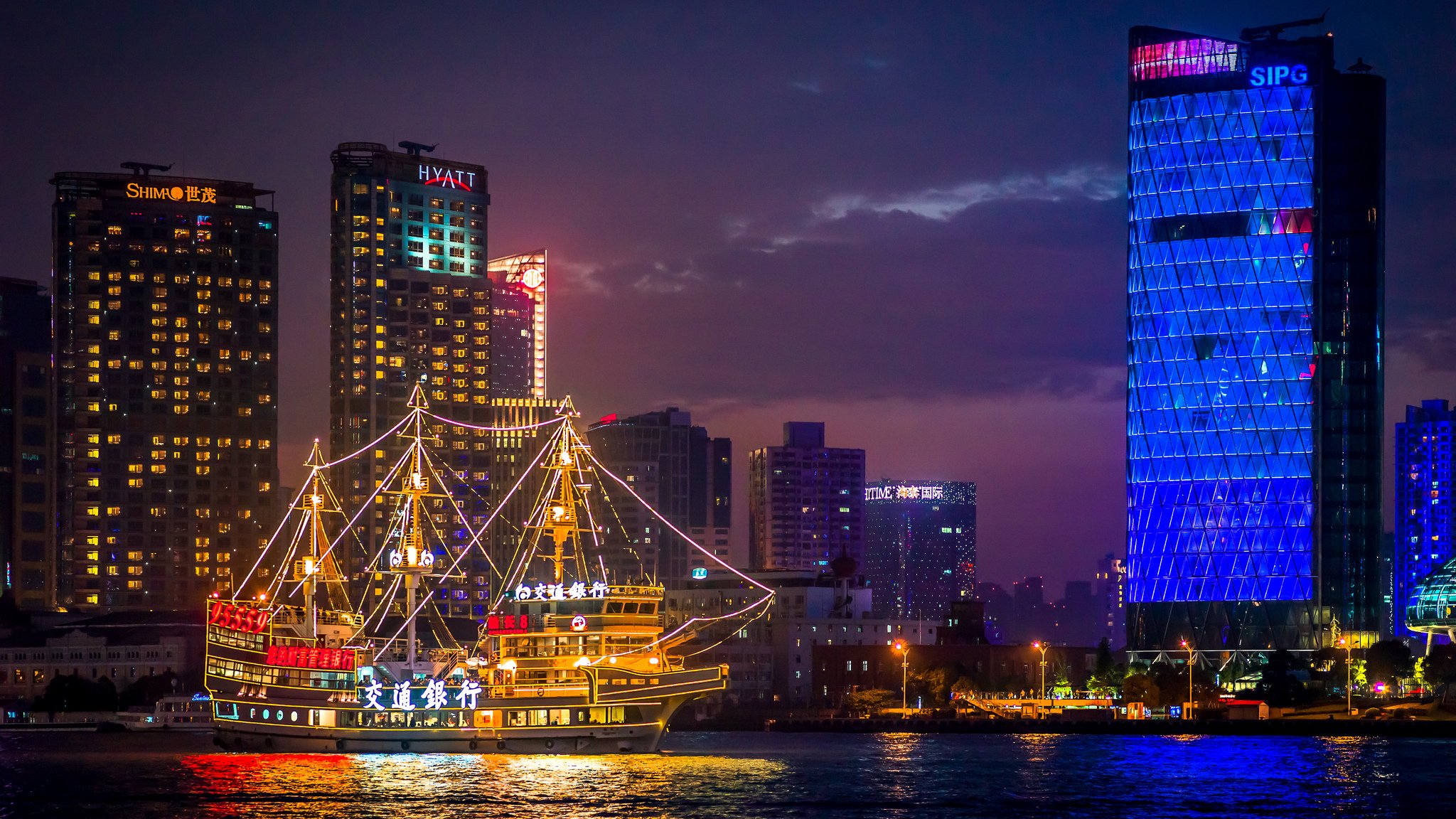 china shanghai huangpu-fluss boote beleuchtet spiegel reflexion gebäude nacht
