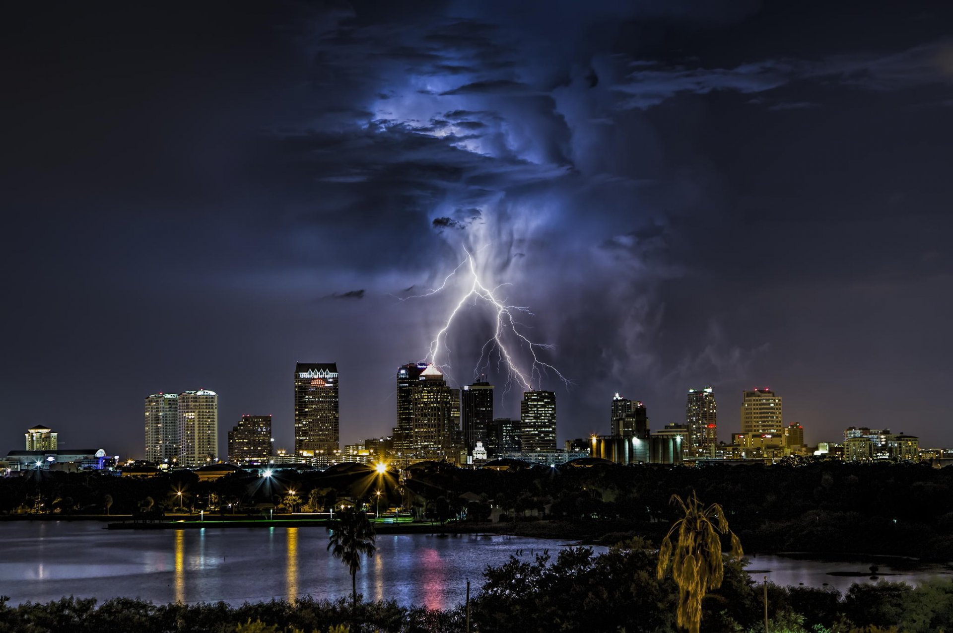 états-unis floride ville gratte-ciel bâtiments nuit lumières orage foudre nuages ciel