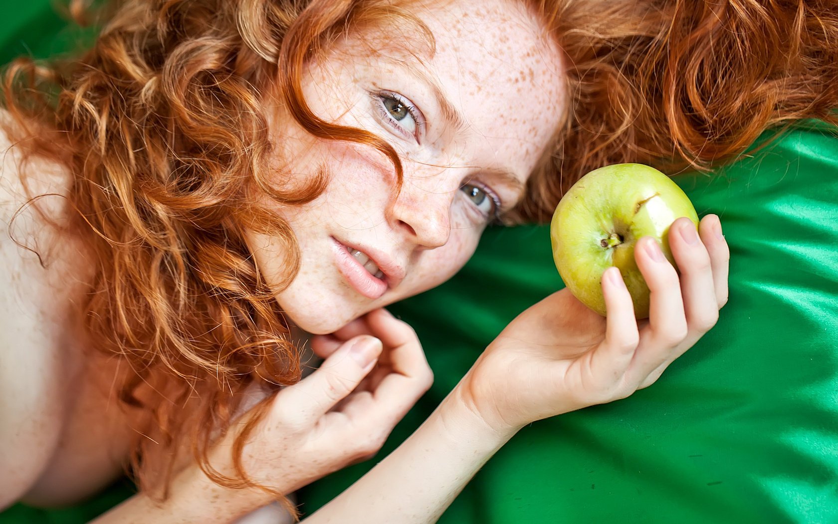 pelirroja rizos manzana