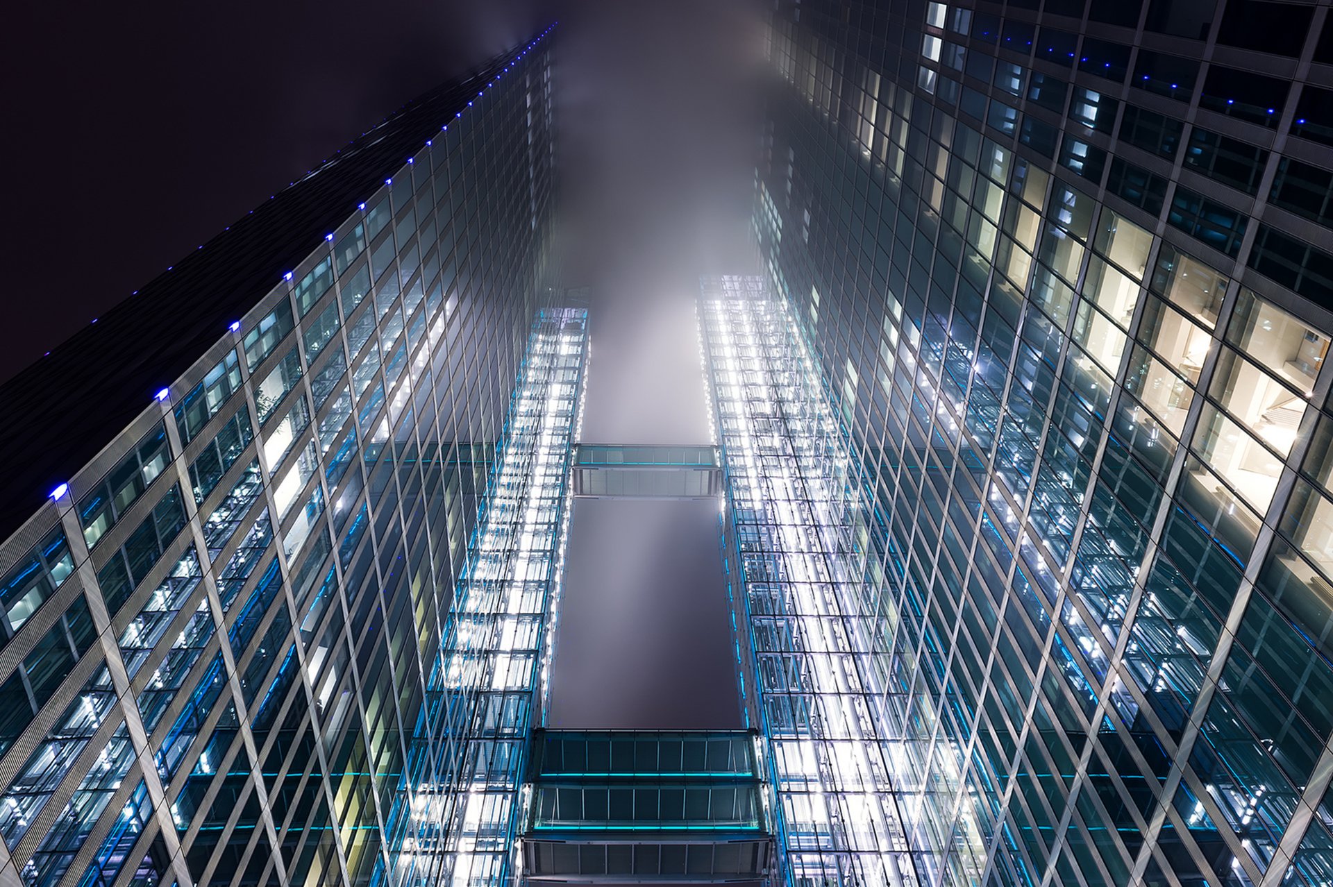 allemagne francfort gratte-ciel bâtiment fenêtre verre lumière lumières nuages brume vue