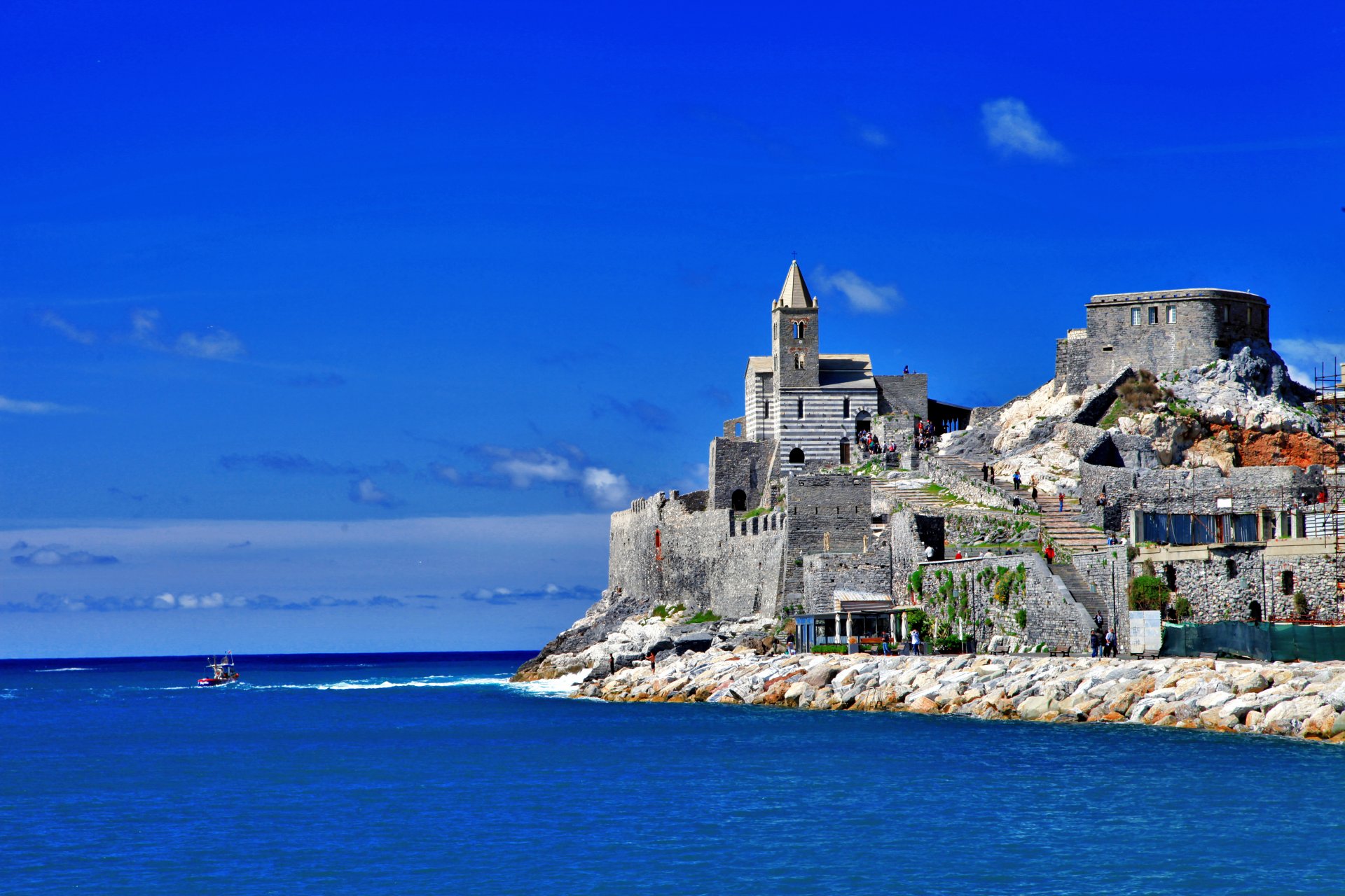 портовенере cinque terre италия сан-пьетро iglesia чинкве-терре церковь небо море катер люди башня дом