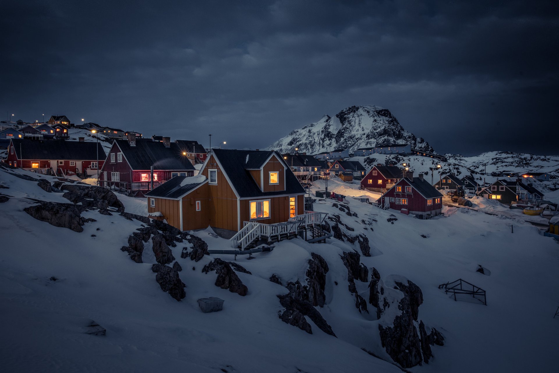 grenlandia sisimiut domy światła śnieg noc góry szare chmury burza