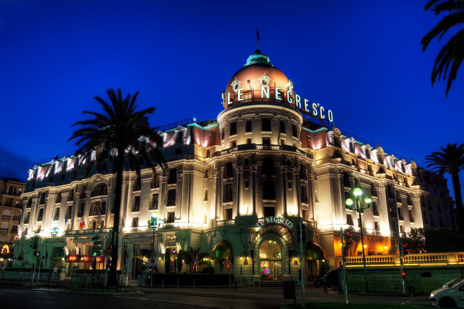 francia noche ciudad hotel negresco francia niza noche arquitectura palmeras carretera