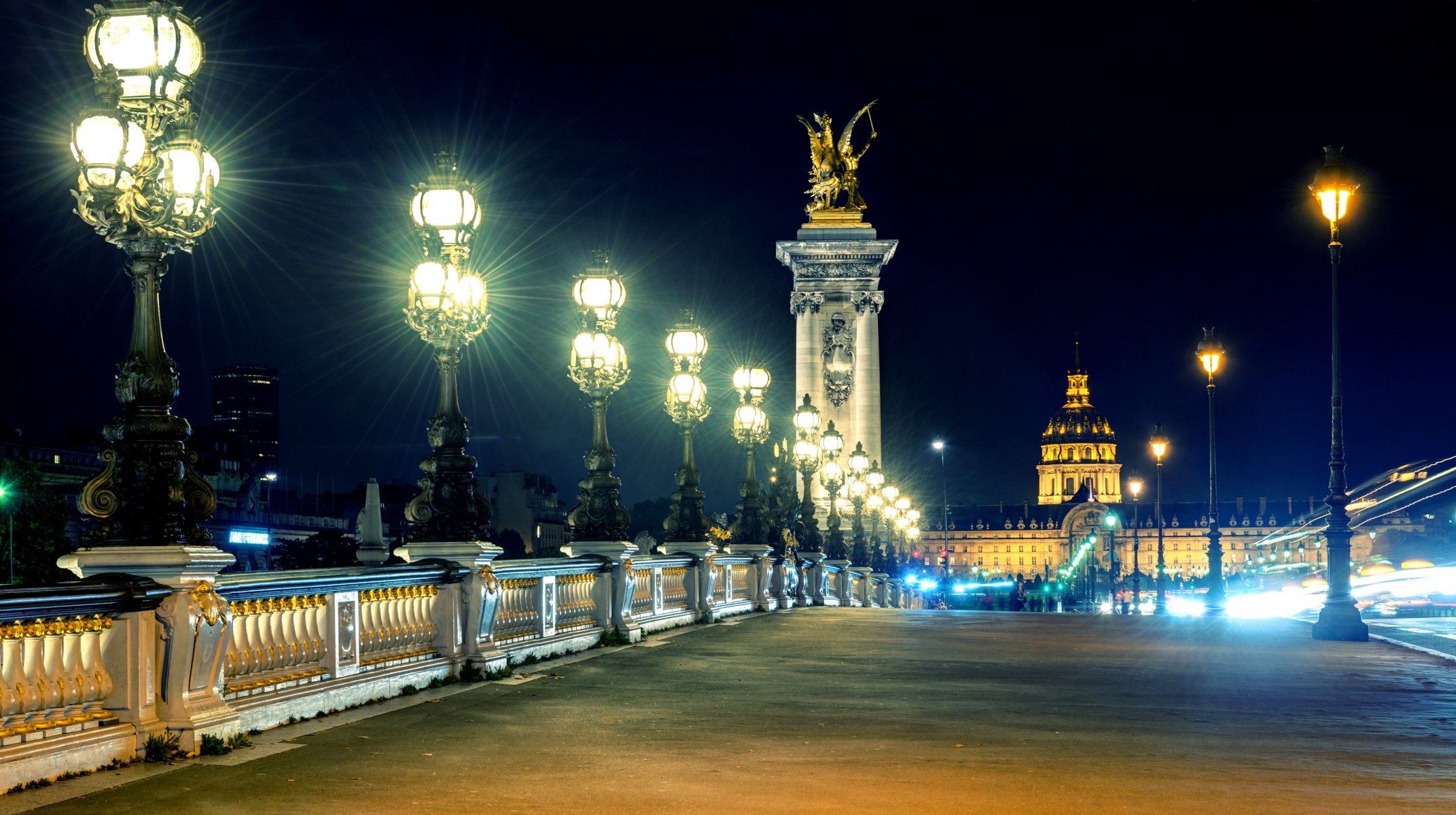 paryż francja most aleksandra iii miasto noc latarnie światło oświetlenie ludzie budynki architektura