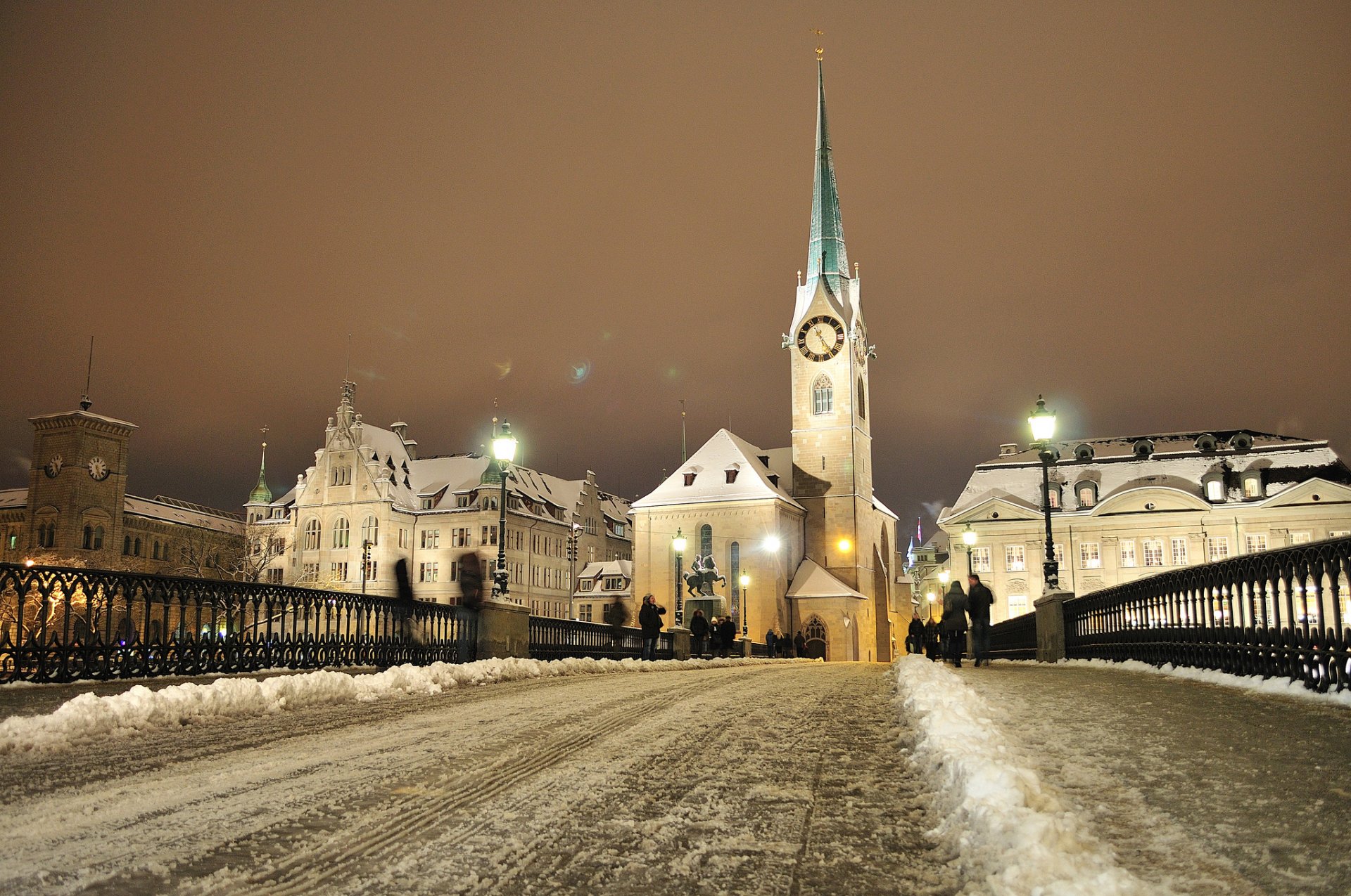 zurigo svizzera case torre ponte persone inverno neve sera luci
